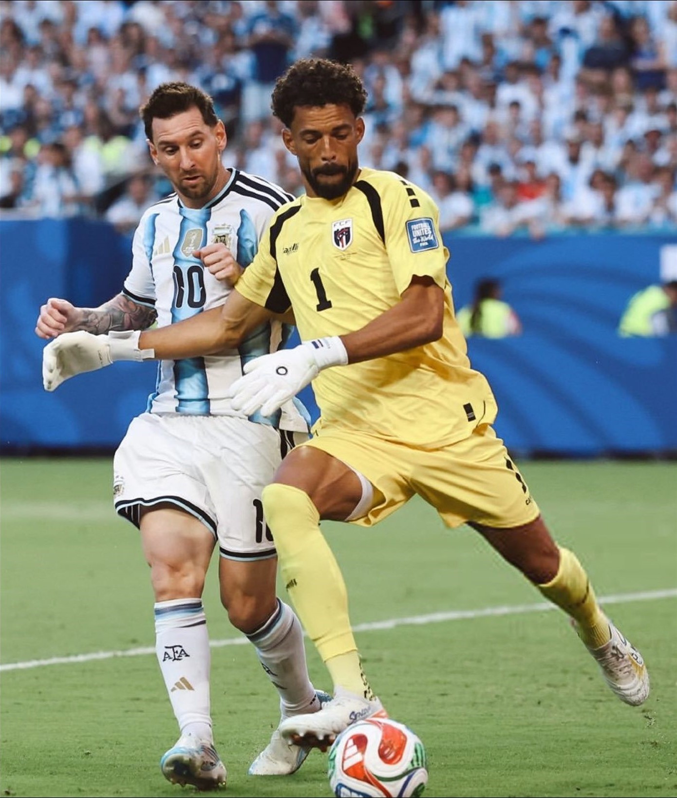Vozinha disputa a bola com Lionel Messi — Miami, 3 de julho de 2026